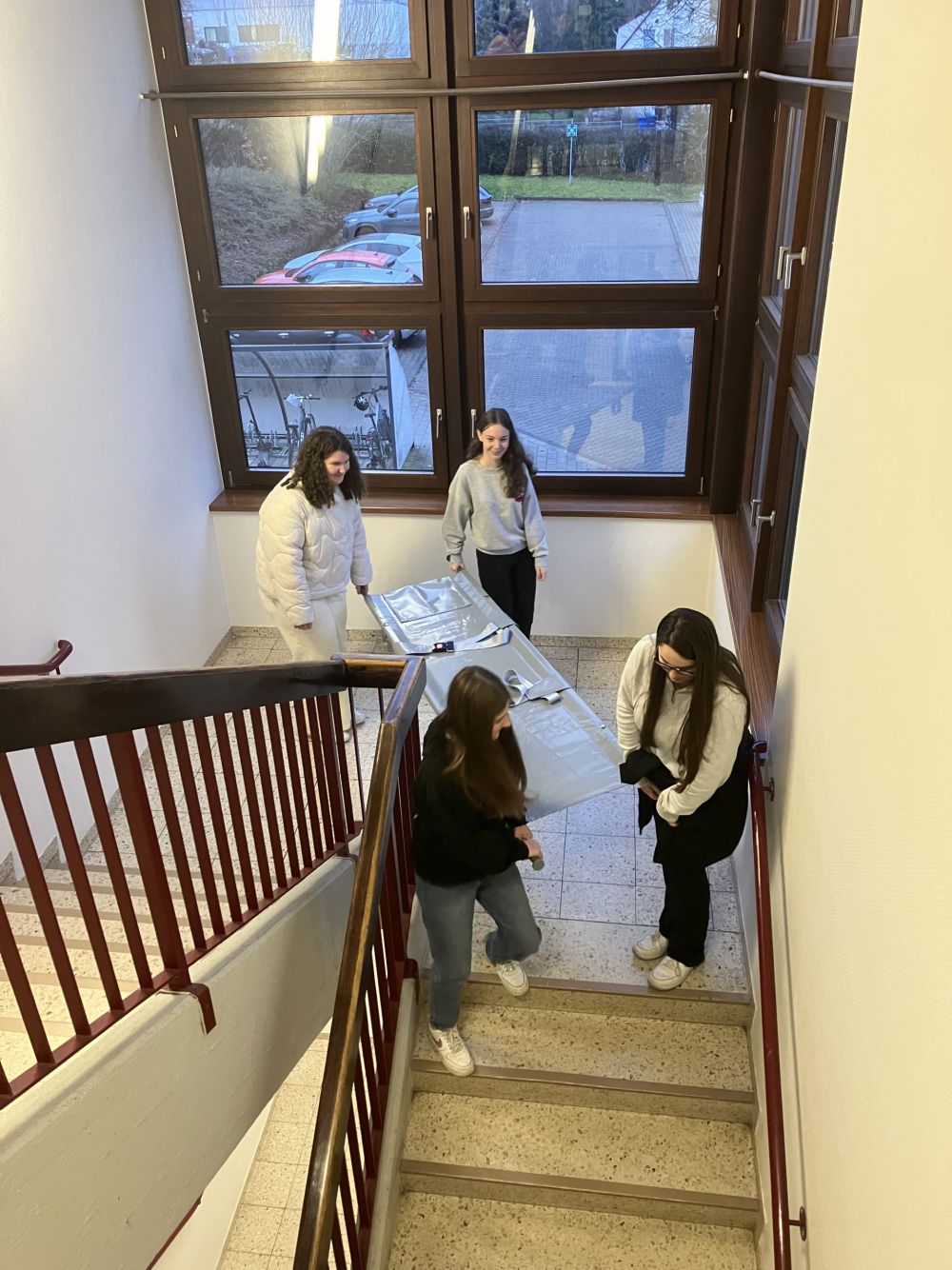 Schulsanitäter üben Transport mit einer Trage