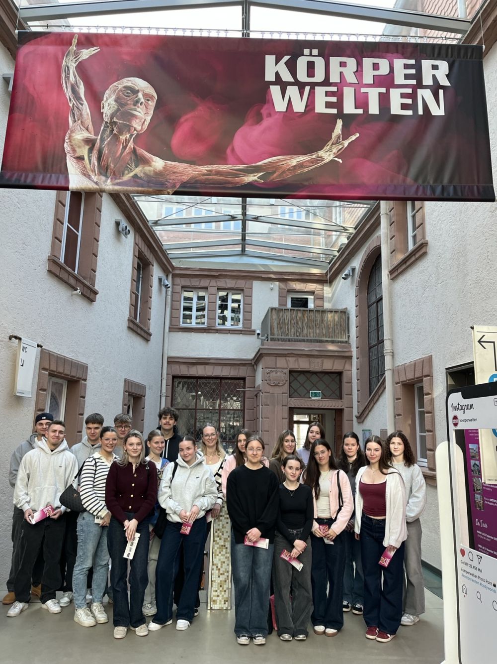 Schülerinnen und Schüler bei der Körperweltenausstellung in Heidelberg